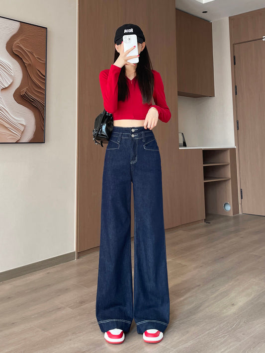 YEEYEEWang 데님 블루 와이드레그 진, 아시안핏, 전신 정면 포즈, 얼굴 앞에 폰, 블랙 캡과 블랙 백.
