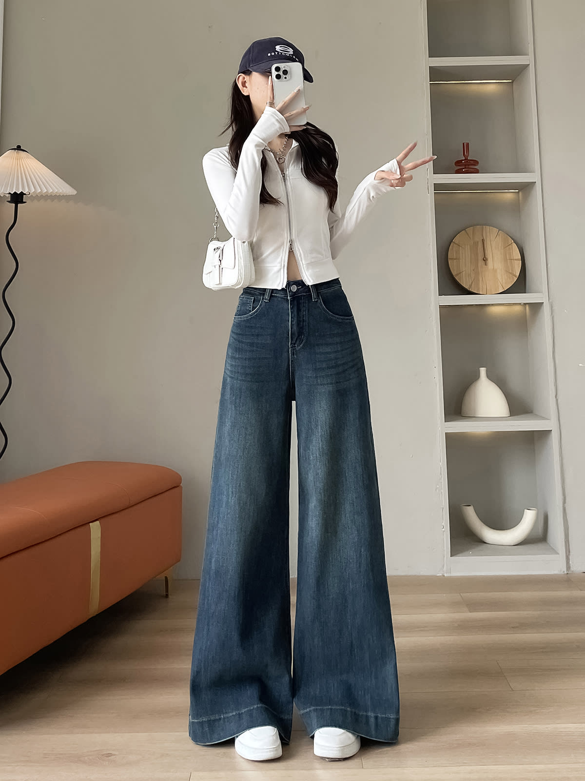YEEYEEWang 미드워시 블루 와이드레그 진, 아시안 핏 컷, 모델 전면 라이프스타일 룩。