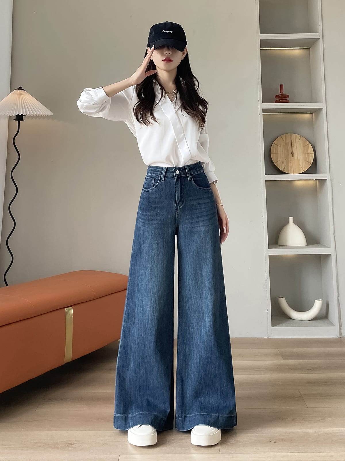 YEEYEEWang 빈티지 블루 와이드레그 진, 아시안 핏 컷, 모델 전면 라이프스타일 룩。