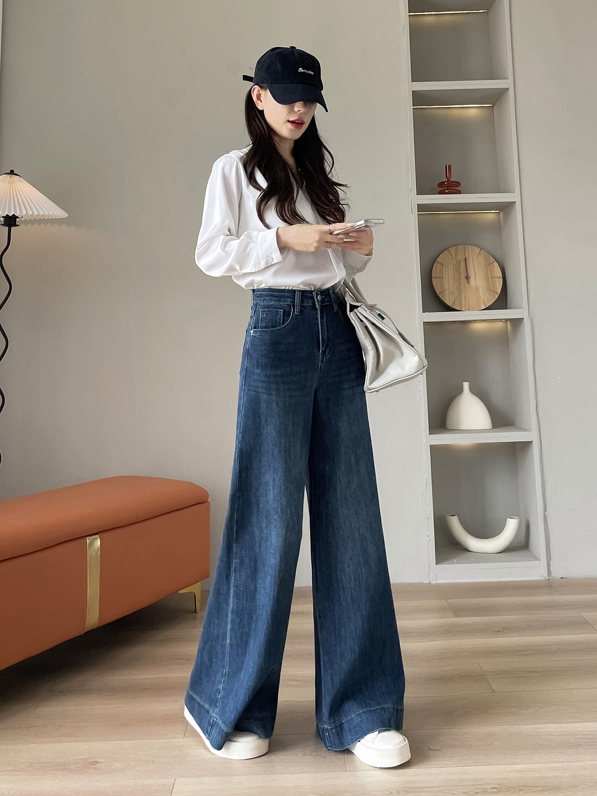 YEEYEEWang 빈티지 블루 와이드레그 진, 아시안 핏 컷, 드레이프를 보여주는 다이내믹한 포즈。