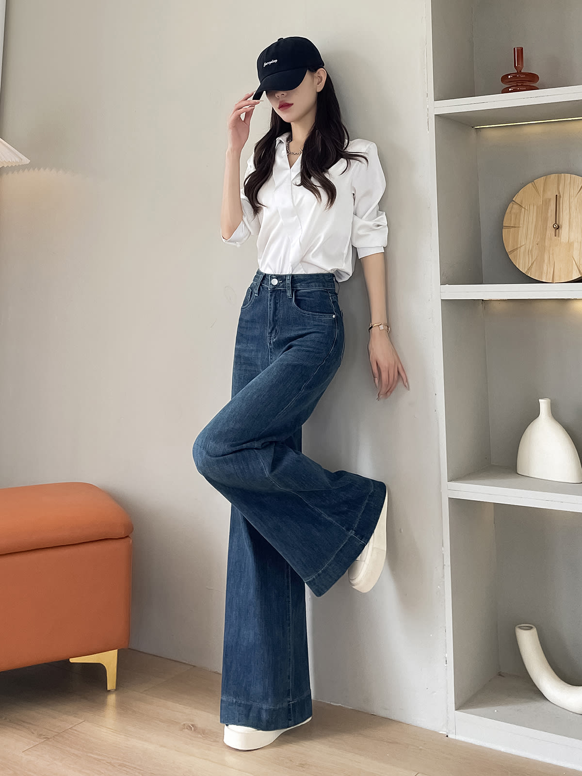 YEEYEEWang 빈티지 블루 와이드레그 진, 아시안 핏 컷, 다리를 들어 와이드 핏을 보여줌。
