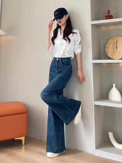 YEEYEEWang 빈티지 블루 와이드레그 진, 아시안 핏 컷, 다리를 들어 와이드 핏을 보여줌。