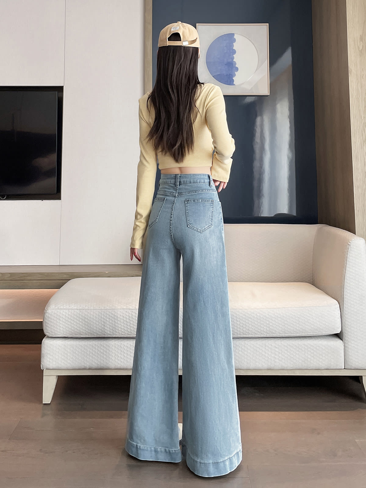 YEEYEEWang 라이트워시 블루 와이드레그 진, 아시안 핏 컷, 모델 후면 라이프스타일 뷰।