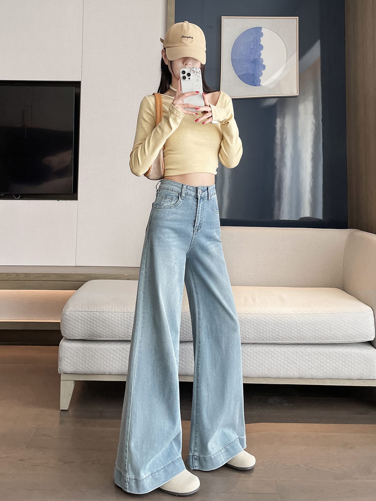 YEEYEEWang 라이트워시 블루 와이드레그 진, 아시안 핏 컷, 드레이프를 보여주는 다이내믹한 포즈。