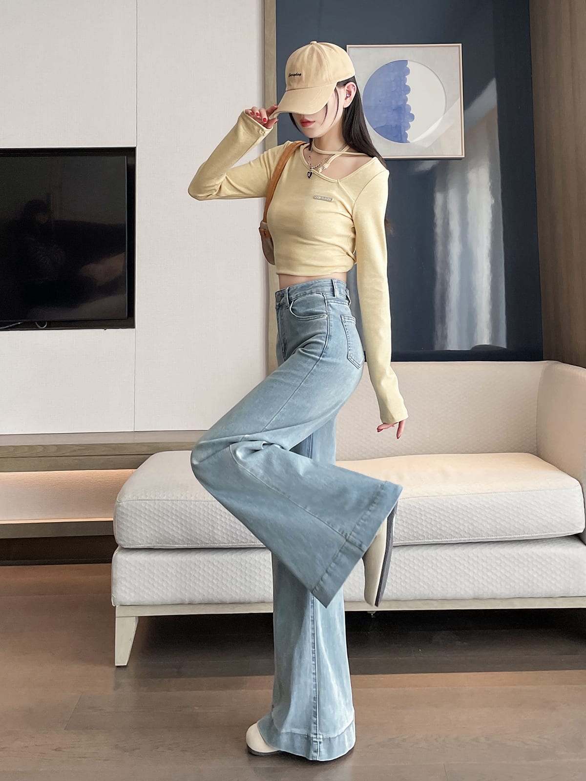 YEEYEEWang 라이트워시 블루 와이드레그 진, 아시안 핏 컷, 다리를 들어 와이드 핏을 보여줌।