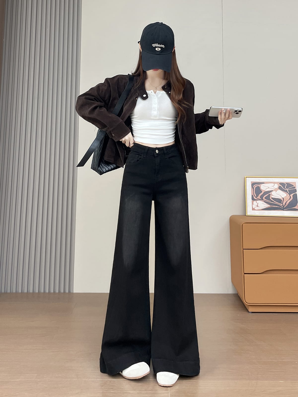 YEEYEEWang 솔리드 블랙 와이드레그 진, 아시안 핏 컷, 드레이프를 보여주는 다이내믹한 포즈।