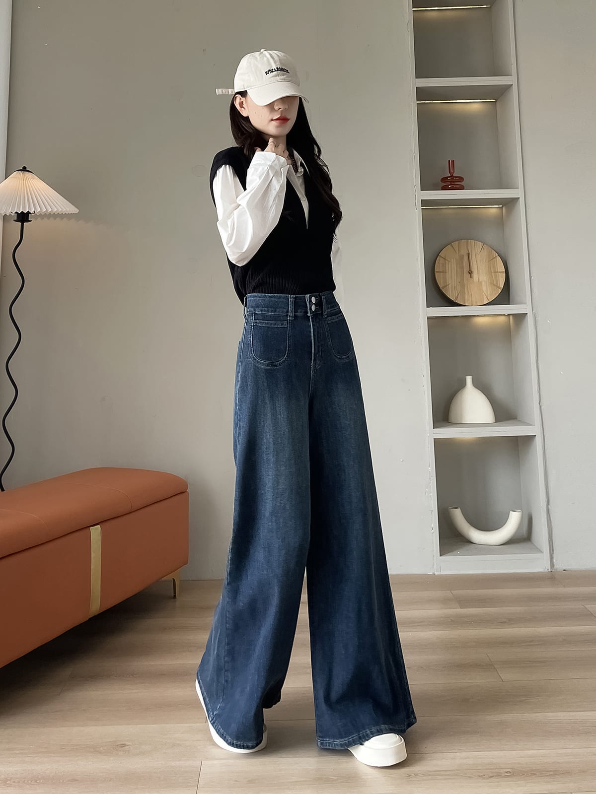 YEEYEEWang 빈티지 블루 와이드레그 진, 아시안 핏 컷, 유동적인 드레이프를 보여주는 다이내믹한 포즈।