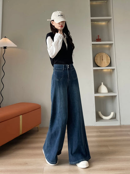 YEEYEEWang 빈티지 블루 와이드레그 진, 아시안 핏 컷, 유동적인 드레이프를 보여주는 다이내믹한 포즈।