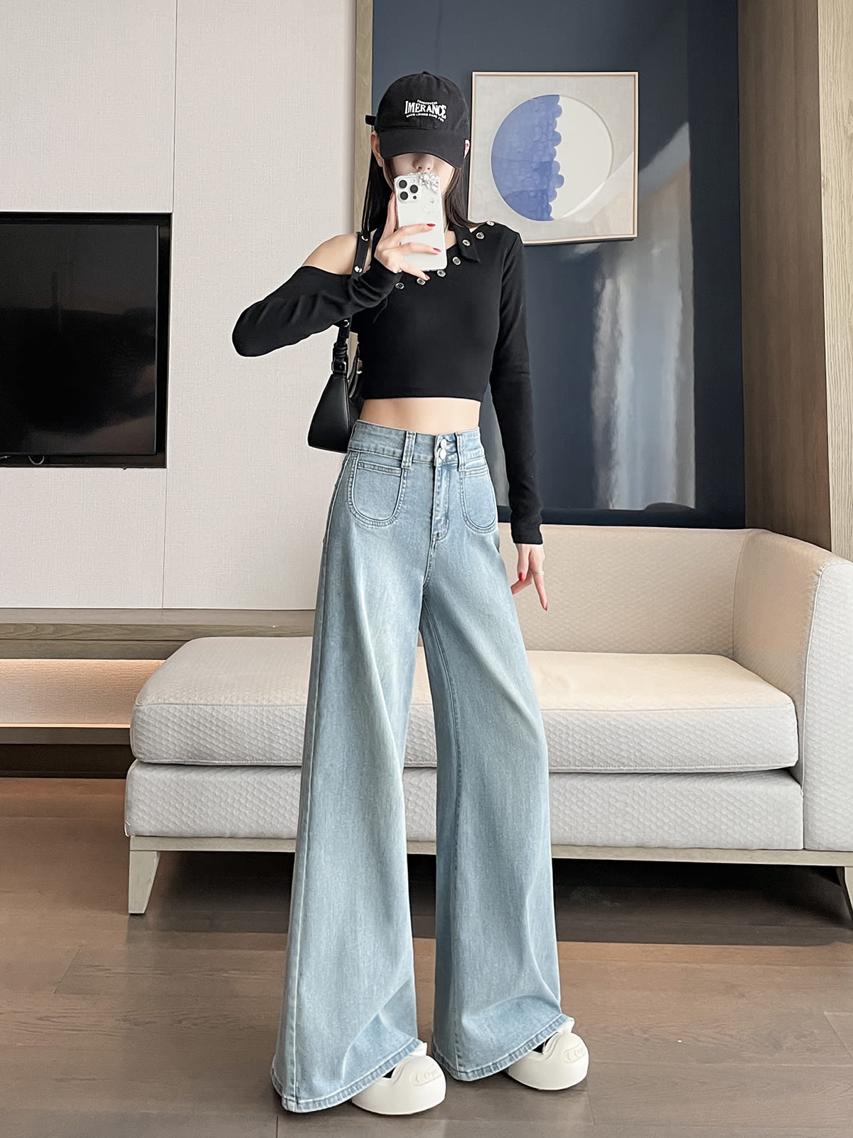 YEEYEEWang 라이트워시 블루 와이드레그 진, 아시안 핏 컷, 유동적인 드레이프를 보여주는 다이내믹한 포즈।