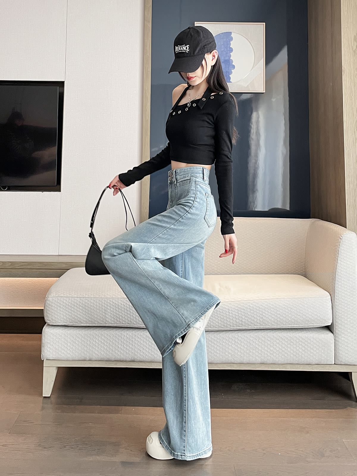 YEEYEEWang 라이트워시 블루 와이드레그 진, 아시안 핏 컷, 스타일리시한 액세서리를 곁들인 풀 룩।