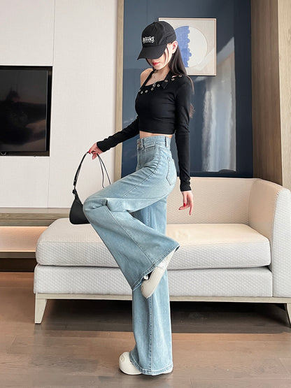 YEEYEEWang 라이트워시 블루 와이드레그 진, 아시안 핏 컷, 스타일리시한 액세서리를 곁들인 풀 룩।