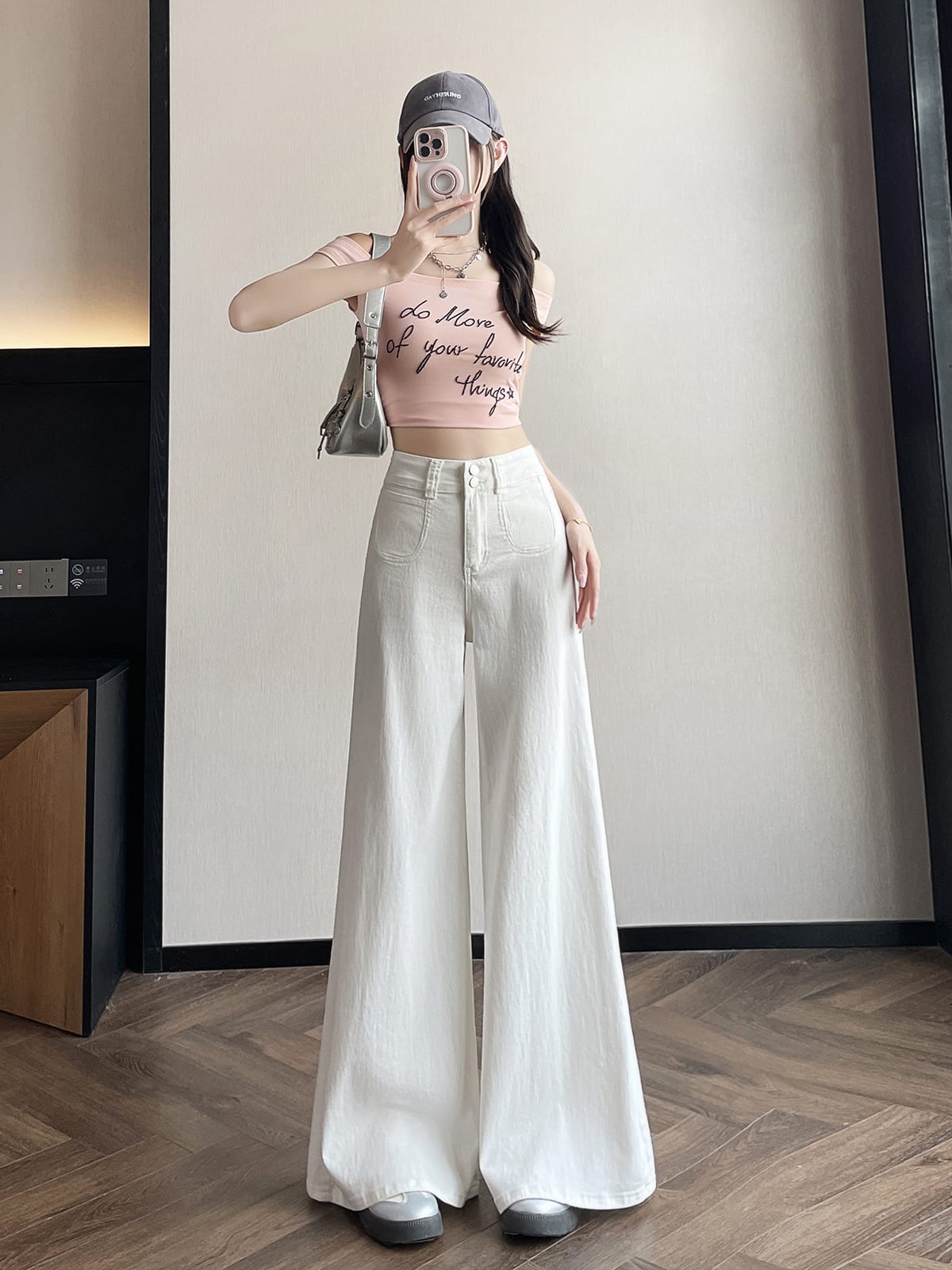 YEEYEEWang 화이트 와이드레그 진, 아시안 핏 컷, 캐주얼 탑을 입은 모델의 전면 뷰।