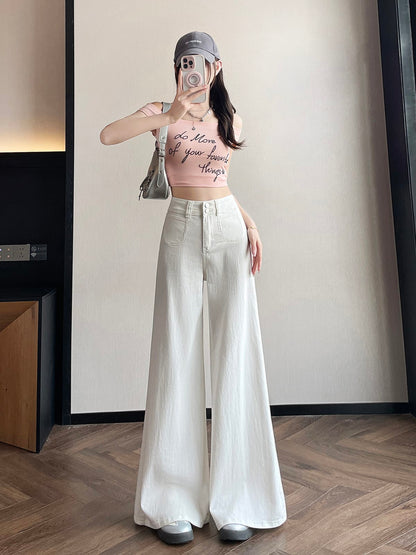 YEEYEEWang 화이트 와이드레그 진, 아시안 핏 컷, 캐주얼 탑을 입은 모델의 전면 뷰।