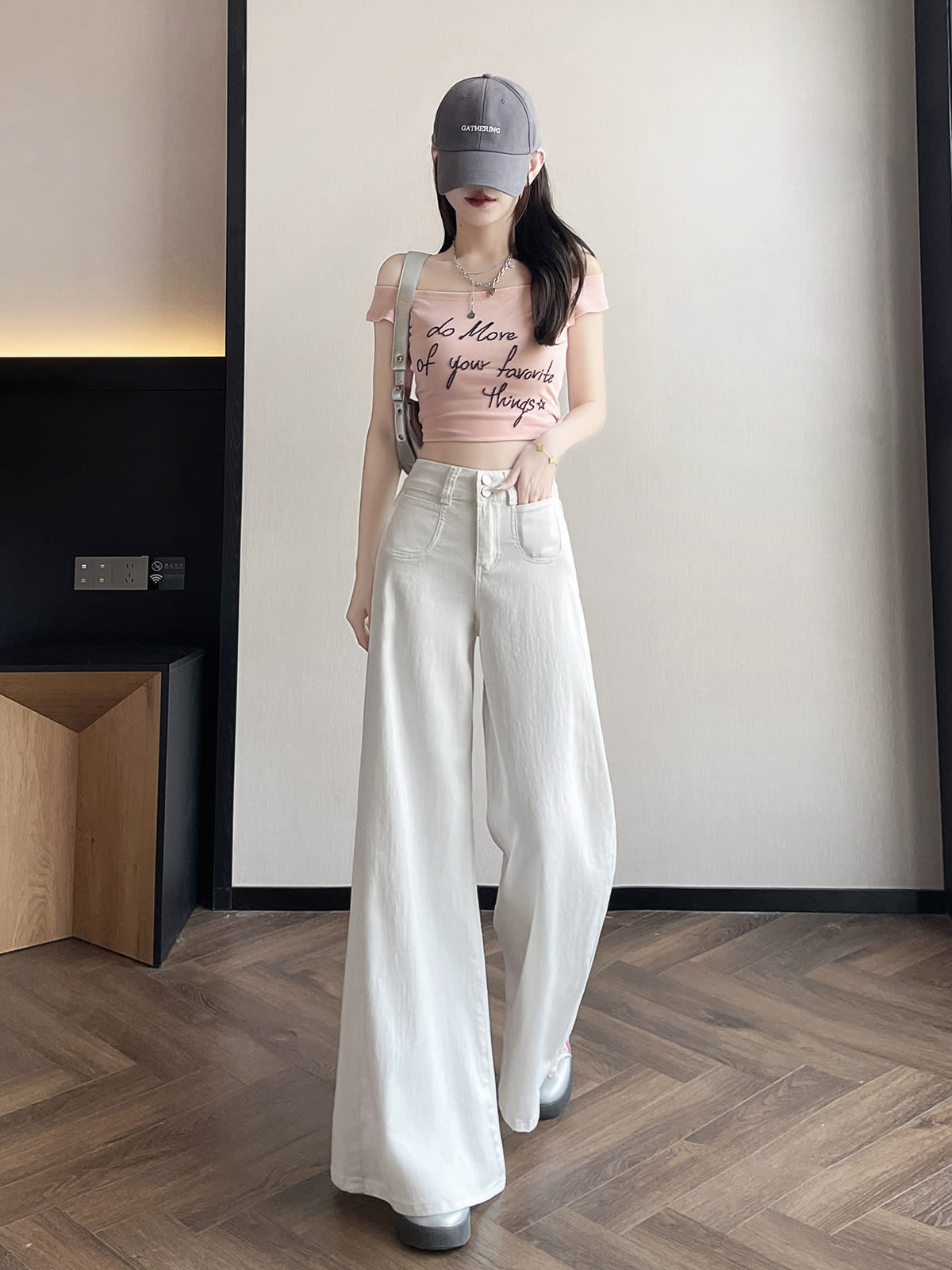 YEEYEEWang 화이트 와이드레그 진, 아시안 핏 컷, 유동적인 드레이프를 보여주는 다이내믹한 포즈।
