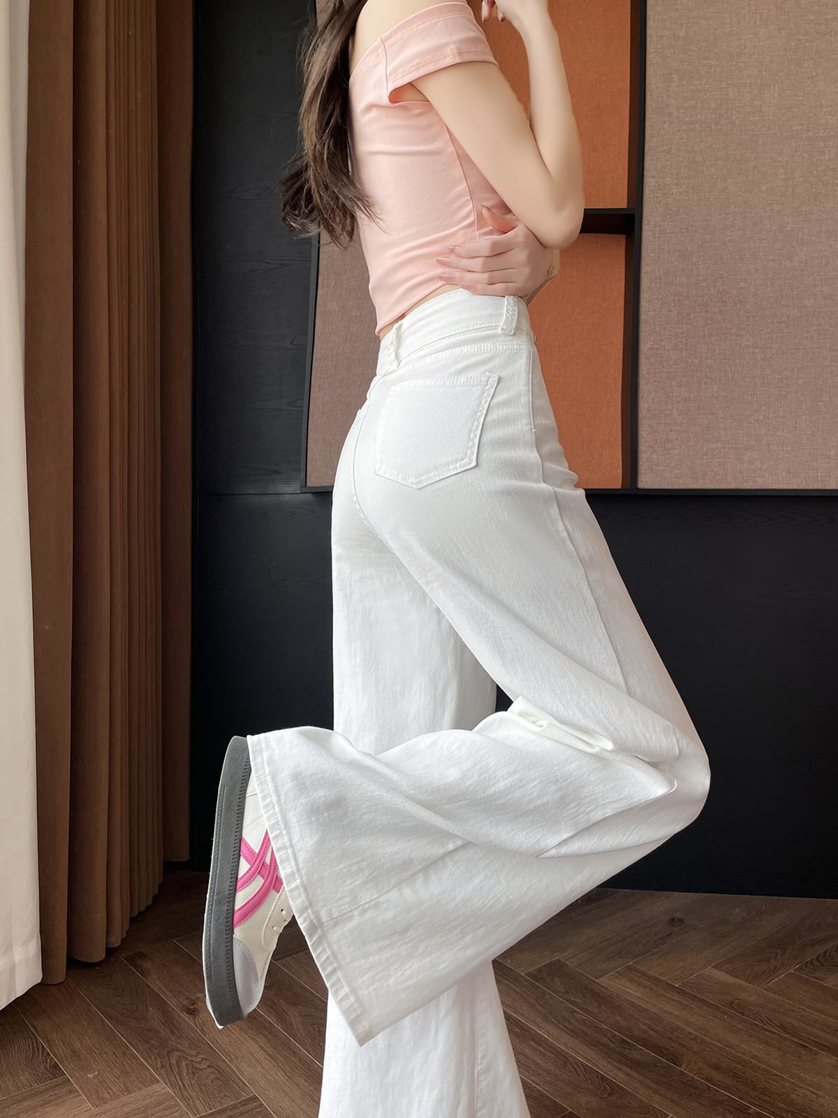 YEEYEEWang 화이트 와이드레그 진, 아시안 핏 컷, 스타일리시한 액세서리를 곁들인 풀 룩।