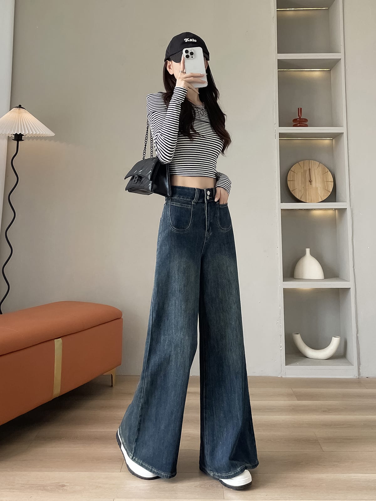 YEEYEEWang 플리스 안감 미드워시 블루 와이드레그 진, 아시안 핏 컷, 드레이프를 보여주는 다이내믹한 포즈।