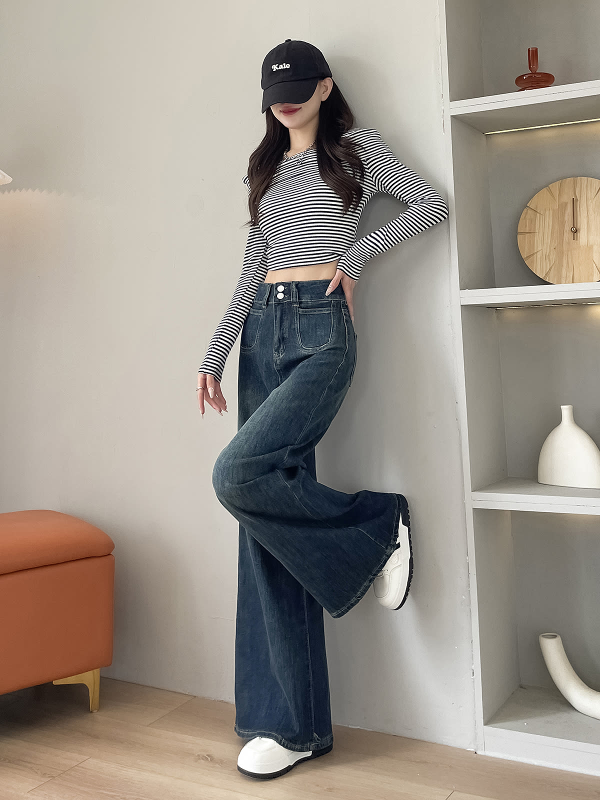 YEEYEEWang 플리스 안감 미드워시 블루 와이드레그 진, 아시안 핏 컷, 액세서리를 곁들인 풀 룩।