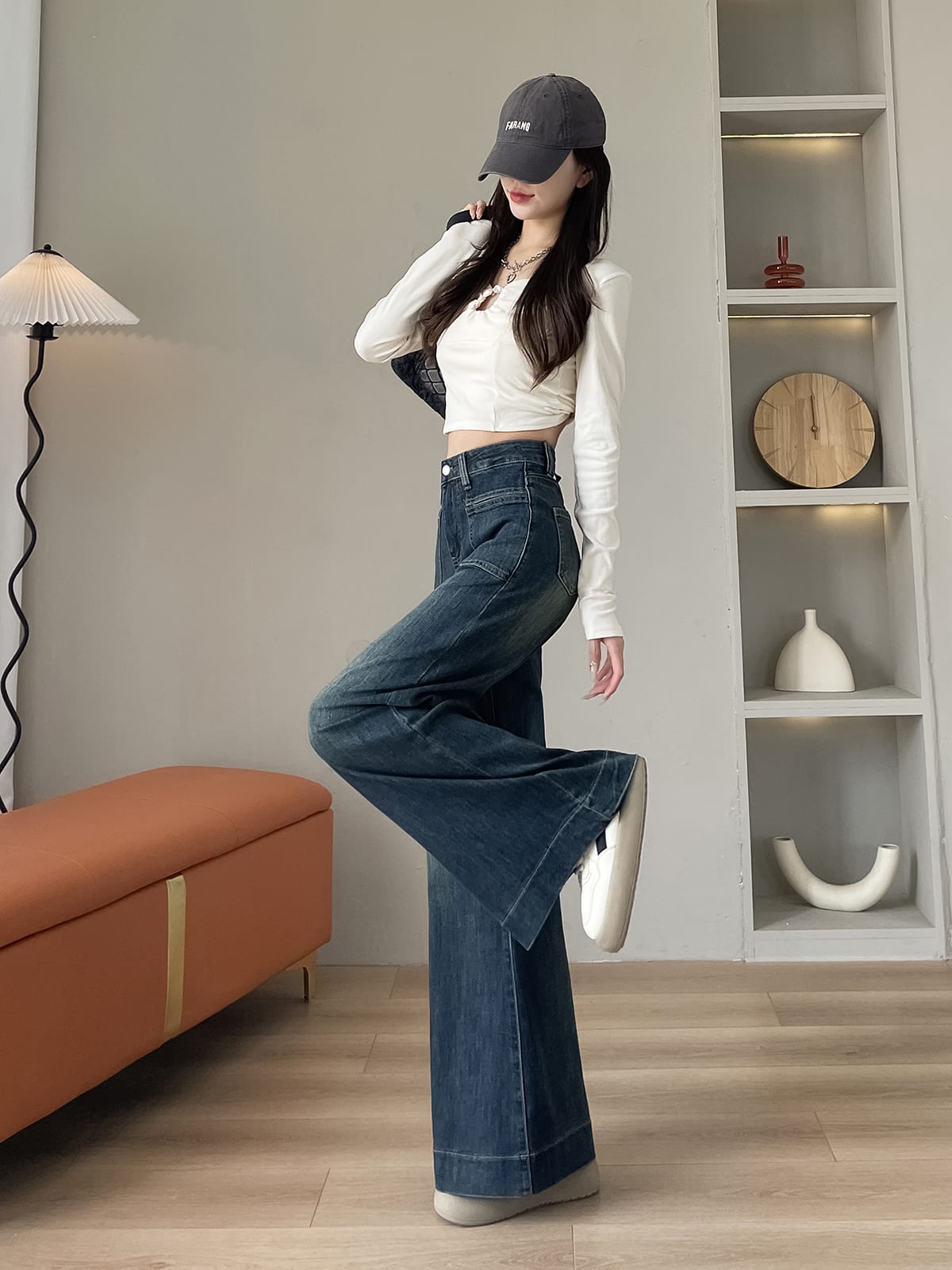 YEEYEEWang 미드워시 블루 와이드레그 진, 아시안 핏 컷, 다리를 들어 와이드 핏을 보여줌।