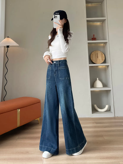 YEEYEEWang 빈티지 블루 와이드레그 진, 아시안 핏 컷, 드레이프를 보여주는 다이내믹한 포즈।