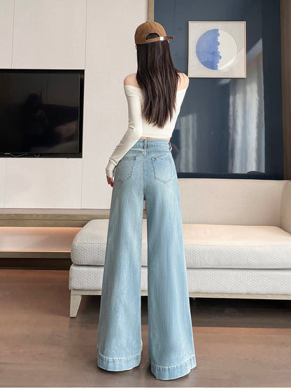 YEEYEEWang 라이트워시 블루 와이드레그 진, 아시안 핏 컷, 모델 후면 라이프스타일 뷰।