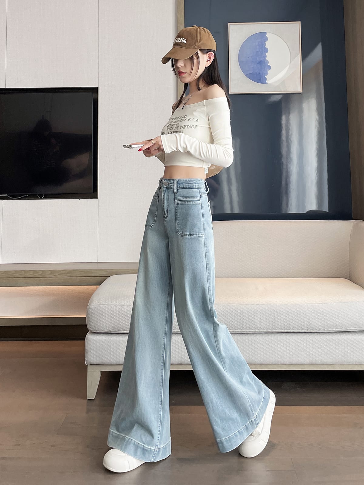 YEEYEEWang 라이트워시 블루 와이드레그 진, 아시안 핏 컷, 드레이프를 보여주는 다이내믹한 포즈।