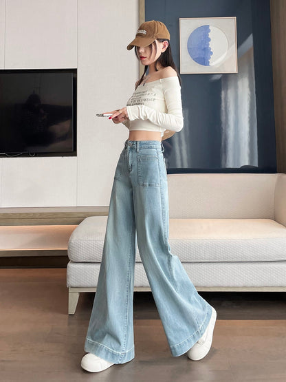 YEEYEEWang 라이트워시 블루 와이드레그 진, 아시안 핏 컷, 드레이프를 보여주는 다이내믹한 포즈।