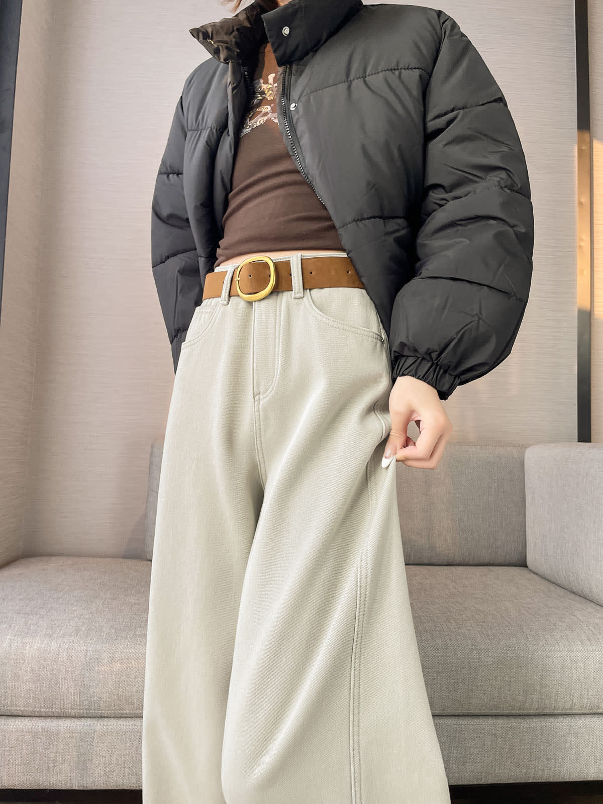 YEEYEEWang 토프 그레이 기모 안감 대드 커브드 진, 아시안핏, 상반신 정면, 허벅지 원단 들어올린 포즈, 블랙 패딩.