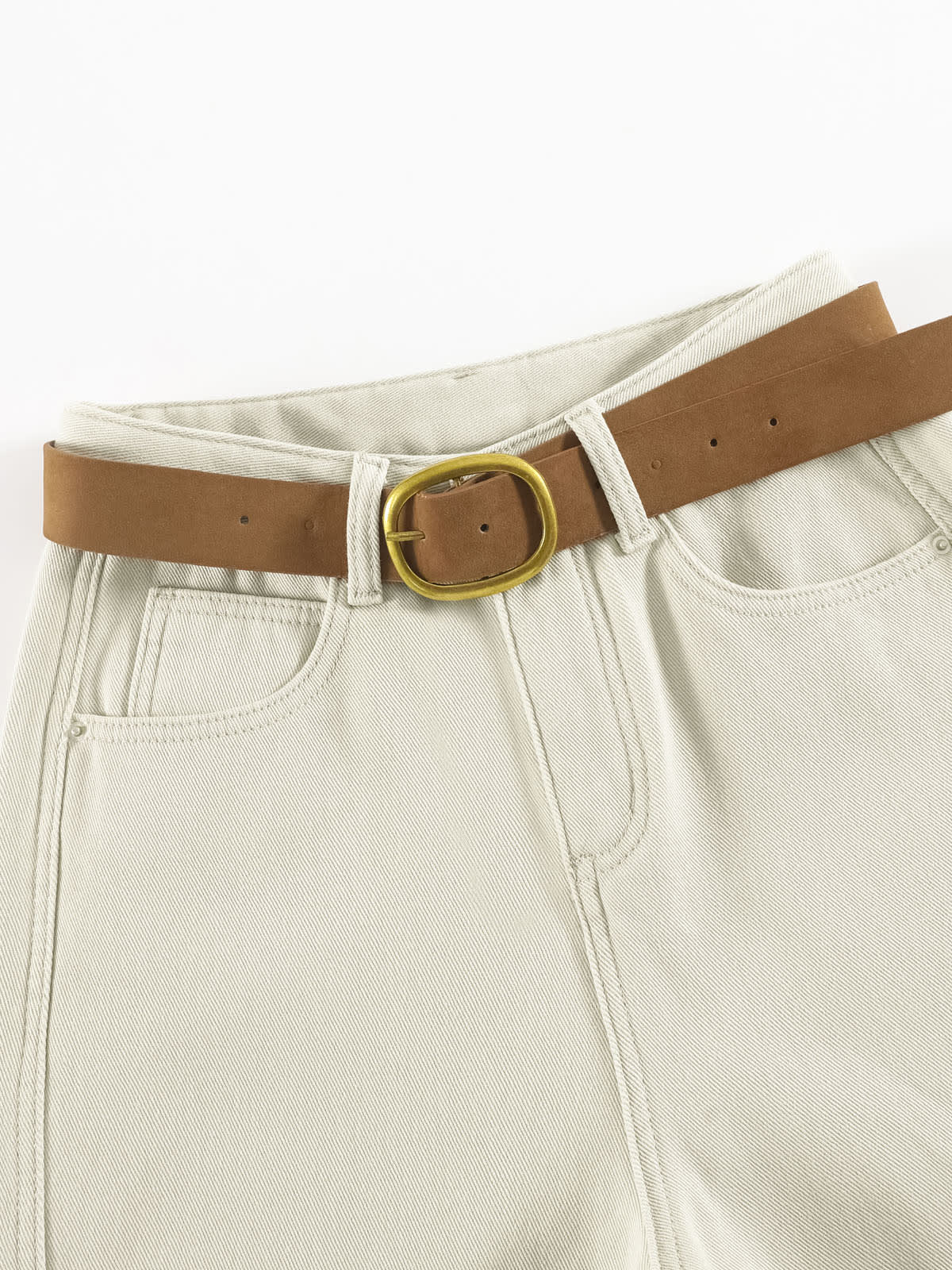 YEEYEEWang 토프 그레이 기모 안감 대드 커브드 진, 아시안핏, 탄 벨트와 브라스 버클 웨이스트 클로즈업.