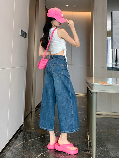 YEEYEEWang 빈티지 블루 와이드레그 진, 아시안핏, 전신 뒷모습 서서, 뒤 패치 포켓, 핑크 캡과 크로스백.
