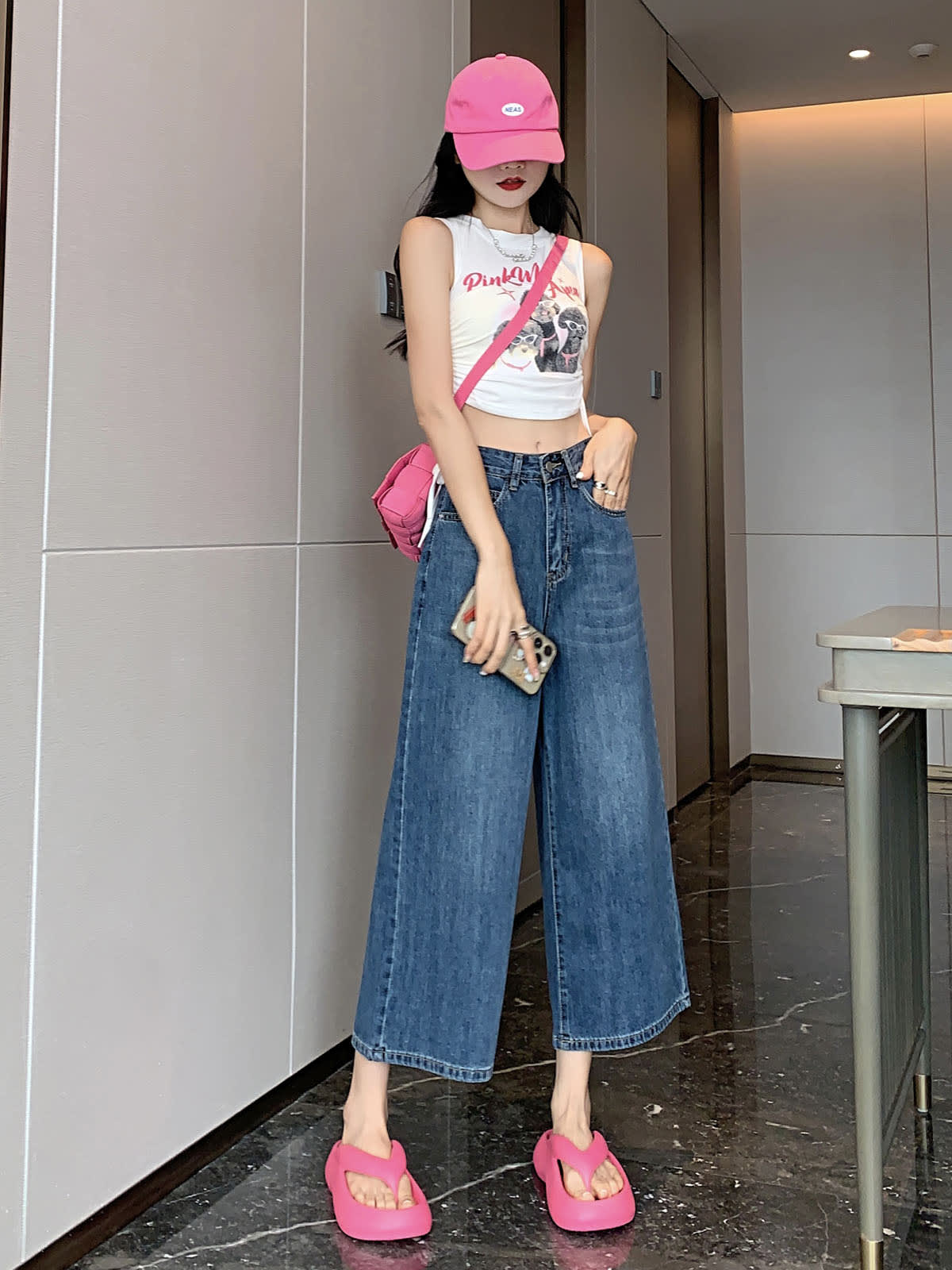 YEEYEEWang 빈티지 블루 와이드레그 진, 아시안핏, 전신 정면 서서 한 손은 앞주머니에, 한 손은 폰을 들고, 핑크 캡과 크로스백.