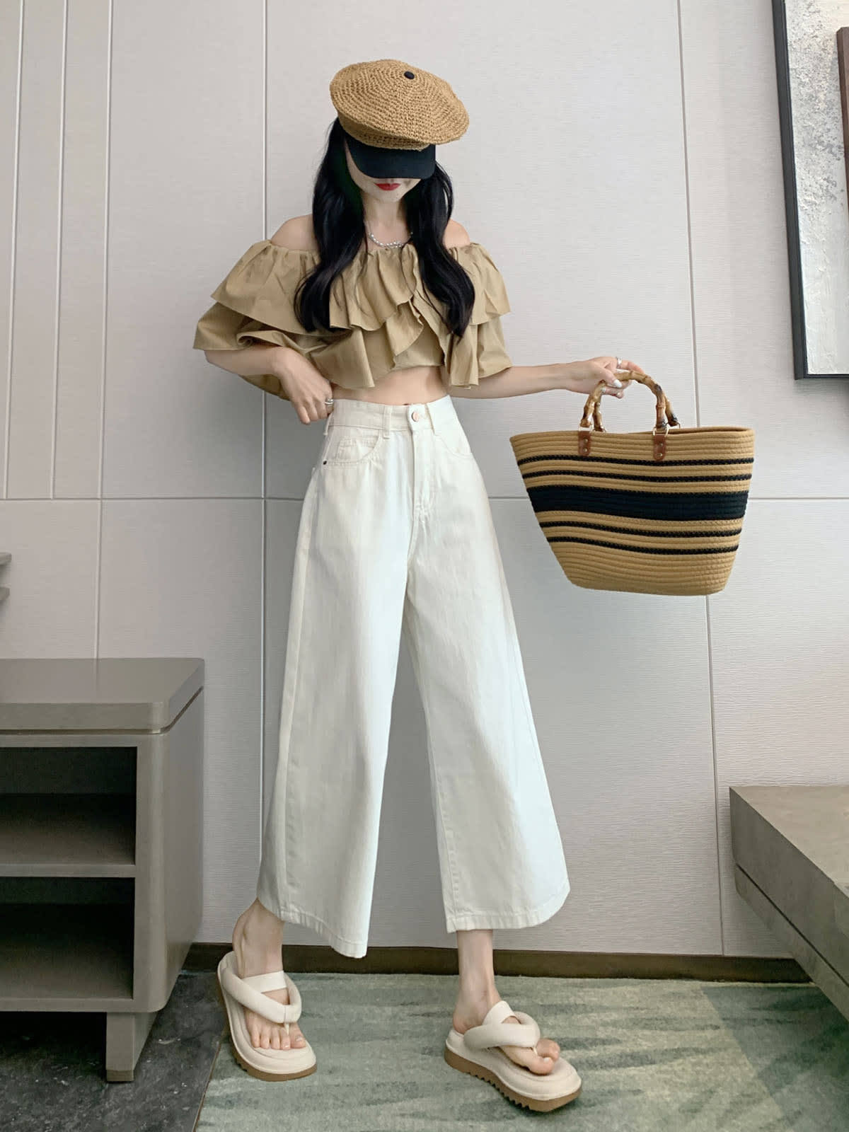 YEEYEEWang 아이보리 와이드레그 진, 아시안핏, 전신 정면 서서 스트로 토트를 들어 올리고, 오프숄더 러플 탑과 스트로 캡.