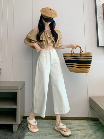 YEEYEEWang 아이보리 와이드레그 진, 아시안핏, 전신 정면 서서 스트로 토트를 들어 올리고, 오프숄더 러플 탑과 스트로 캡.