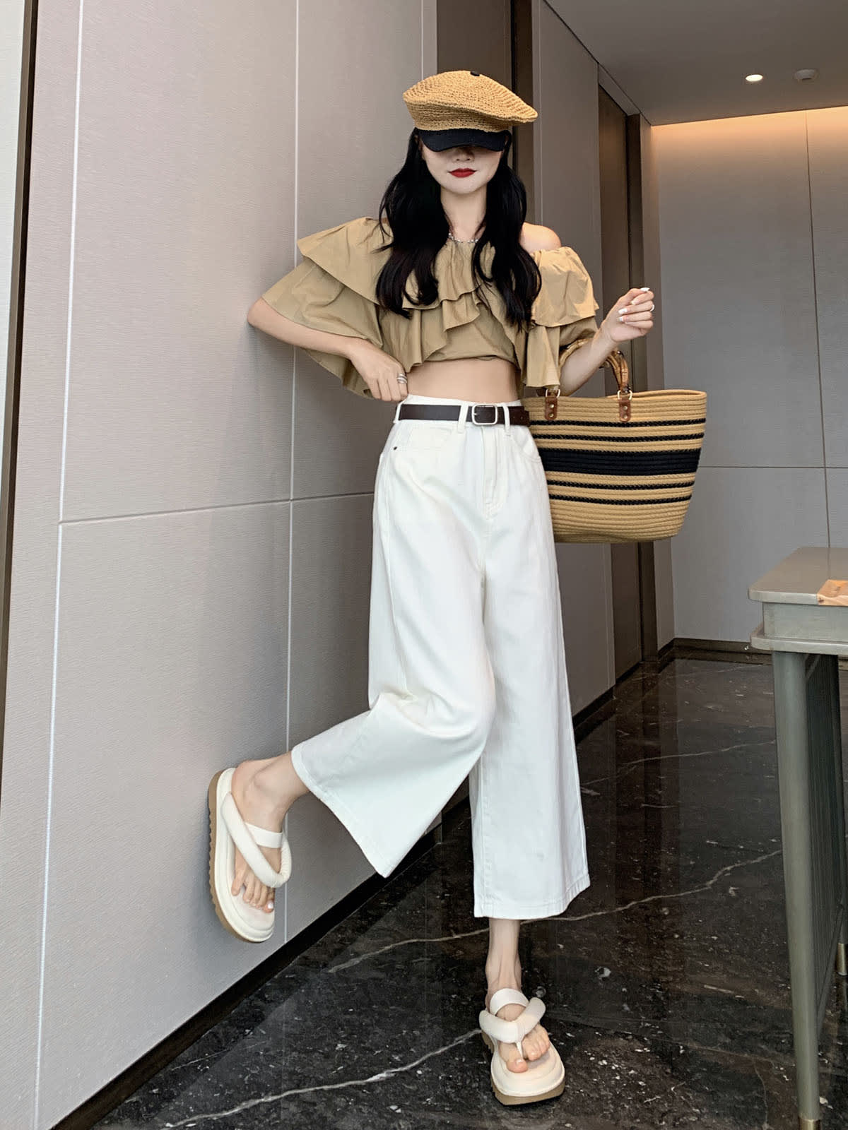 YEEYEEWang 아이보리 와이드레그 진, 아시안핏, 벽에 한 발을 올리고 기댄 전신 측면 포즈, 스트라이프 스트로 토트백.