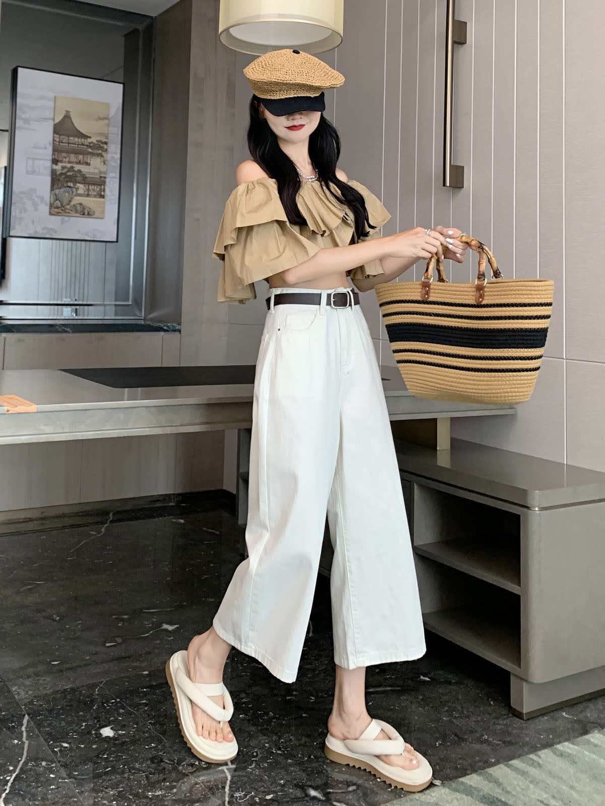 YEEYEEWang 아이보리 와이드레그 진, 아시안핏, 양손으로 스트로 토트를 든 전신 정면 스탠딩, 위빙 캡.