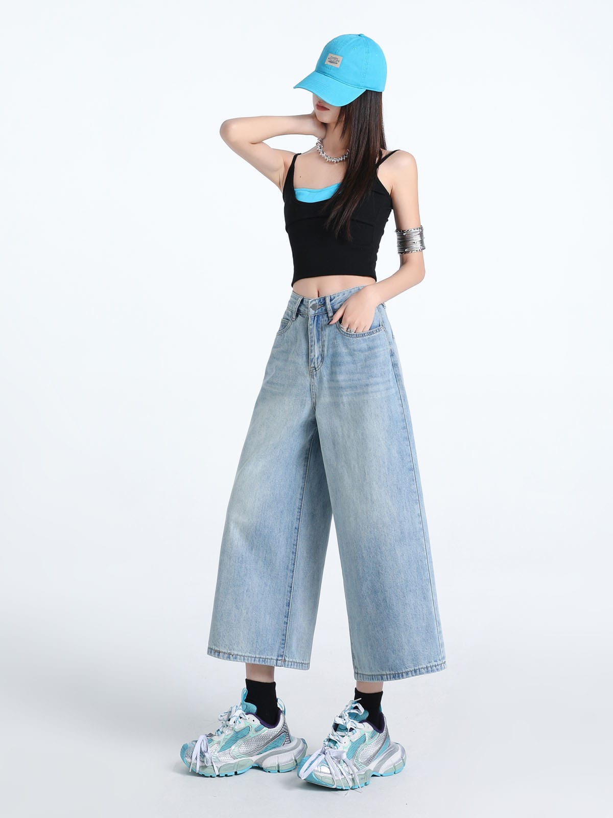 YEEYEEWang 라이트 블루 와이드레그 진, 아시안핏, 한 손은 앞주머니에 한 손은 머리 뒤로 한 전신 정면 포즈, 블루 캡.