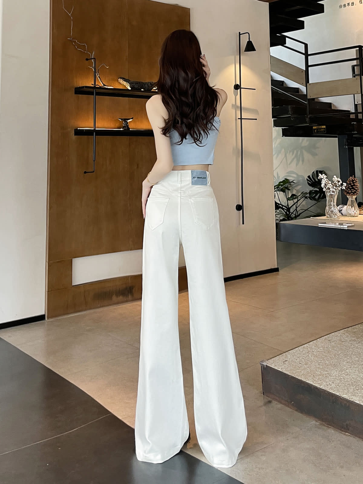 YEEYEEWang 화이트 플레어 진, 아시안핏, 전신 뒷모습, 뒷면 패치 포켓과 뒤 허리 라벨 패치가 보이는 컷.
