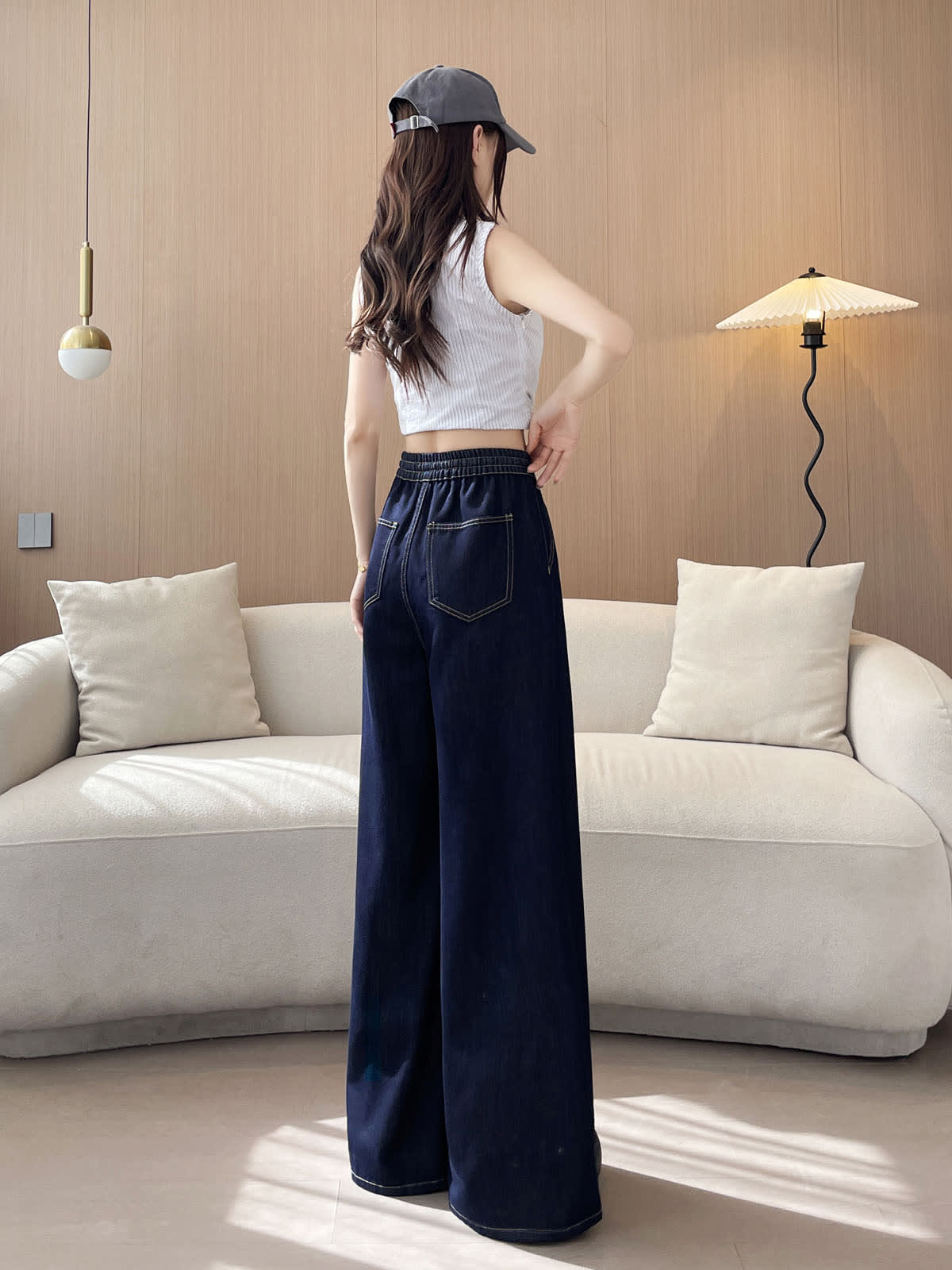 YEEYEEWang 데님 블루 와이드레그 진, 아시안핏, 뒷면 전신, 밴딩 뒷허리와 뒤 패치 포켓, 실내 스탠딩.