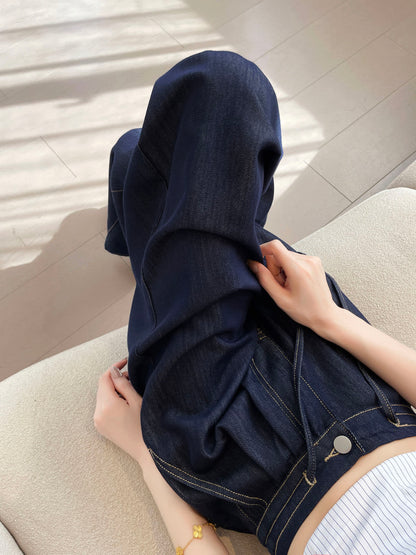 YEEYEEWang 데님 블루 와이드레그 진, 아시안핏, 두 손으로 와이드 밑단을 들어 보인 클로즈업, 부드러운 드레이프와 스티치.