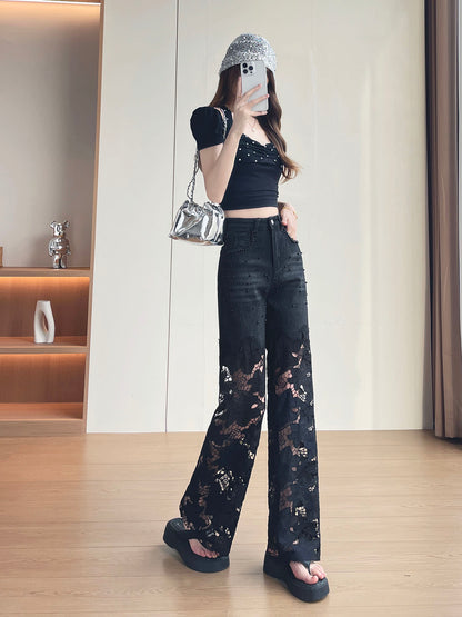YEEYEEWang 솔리드 블랙 와이드레그 진, 아시안핏, 전신 정면 포즈로 휴대폰을 얼굴 앞에 들고 한 손은 허리단에, 스팽글 버킷햇과 실버 체인 백.