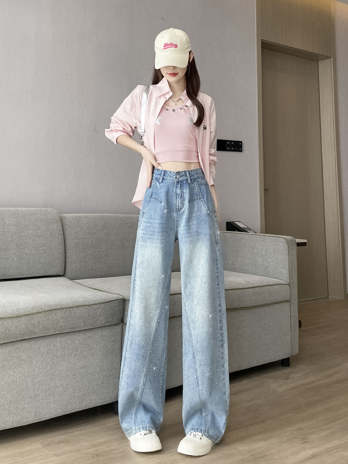 YEEYEEWang 라이트 블루 와이드레그 진, 아시안핏, 전신 선 자세, 허리춤에 손, 크림 캡과 핑크 셔츠, 라인스톤 데님.