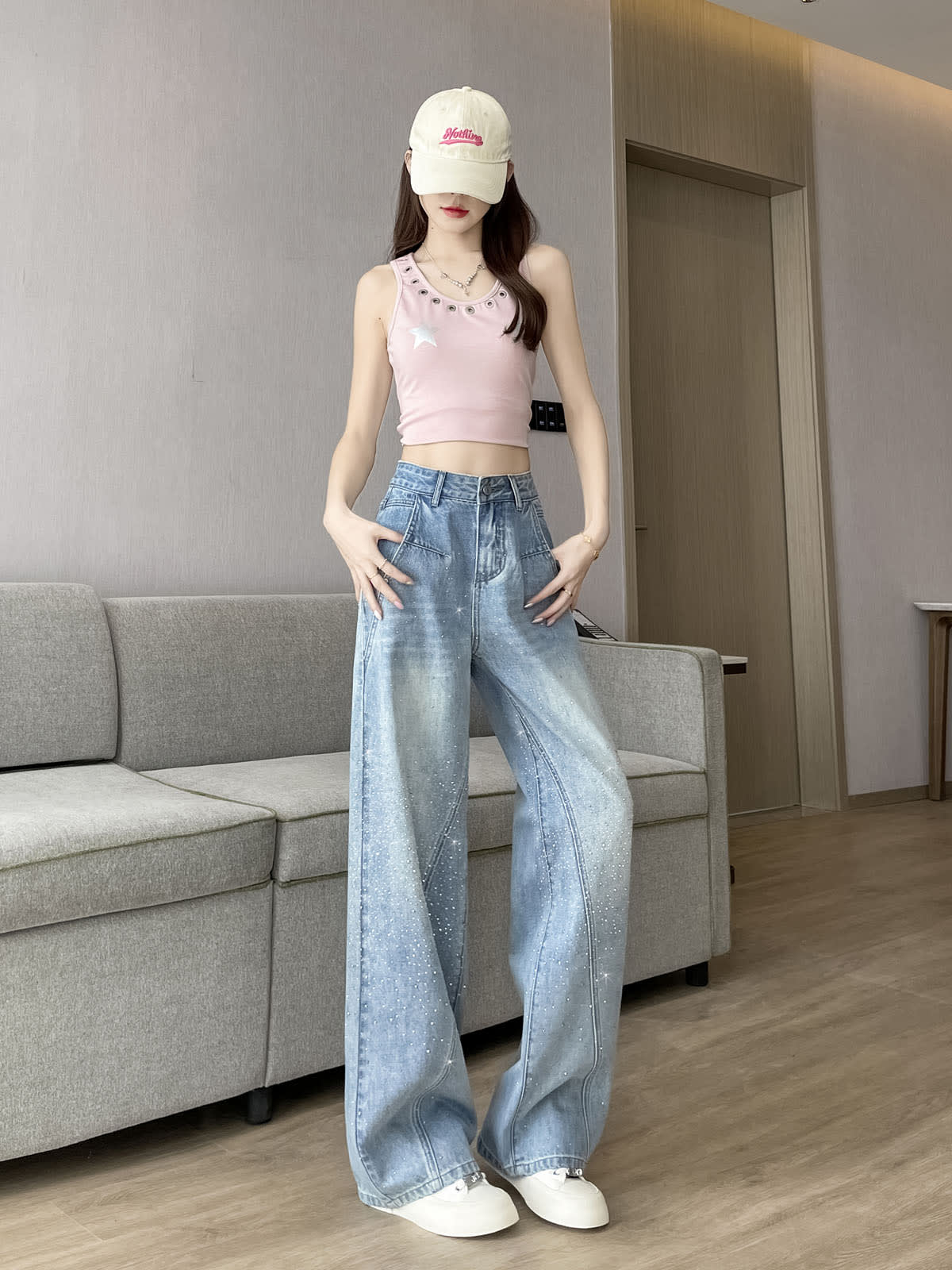 YEEYEEWang 라이트 블루 와이드레그 진, 아시안핏, 전신 정면 선 자세, 허리에 양손, 핑크 탱크톱과 크림 캡, 반짝이는 와이드 실루엣.