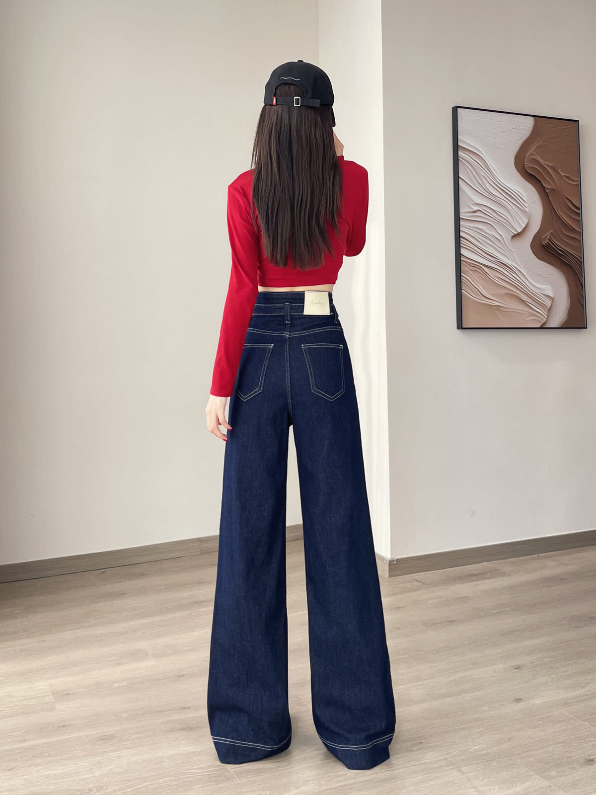 YEEYEEWang 데님 블루 와이드레그 진, 아시안핏, 전신 뒷모습, 뒷면 패치 포켓과 가죽 패치, 블랙 캡.