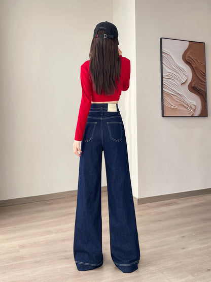 YEEYEEWang 데님 블루 와이드레그 진, 아시안핏, 전신 뒷모습, 뒷면 패치 포켓과 가죽 패치, 블랙 캡.
