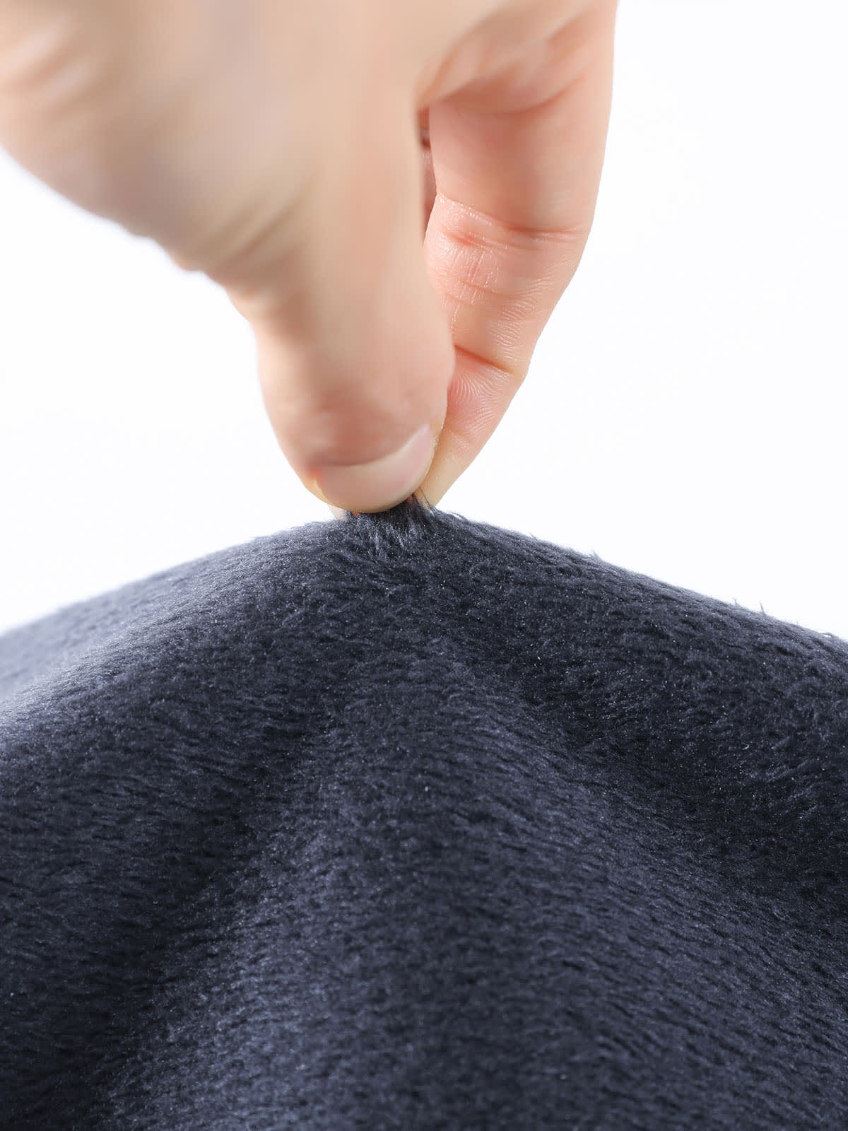 YEEYEEWang 데님 블루 와이드레그 진, 기모 안감, 아시안핏, 손으로 기모 원단을 집어 드는 클로즈업, 촘촘하고 부드러운 질감.