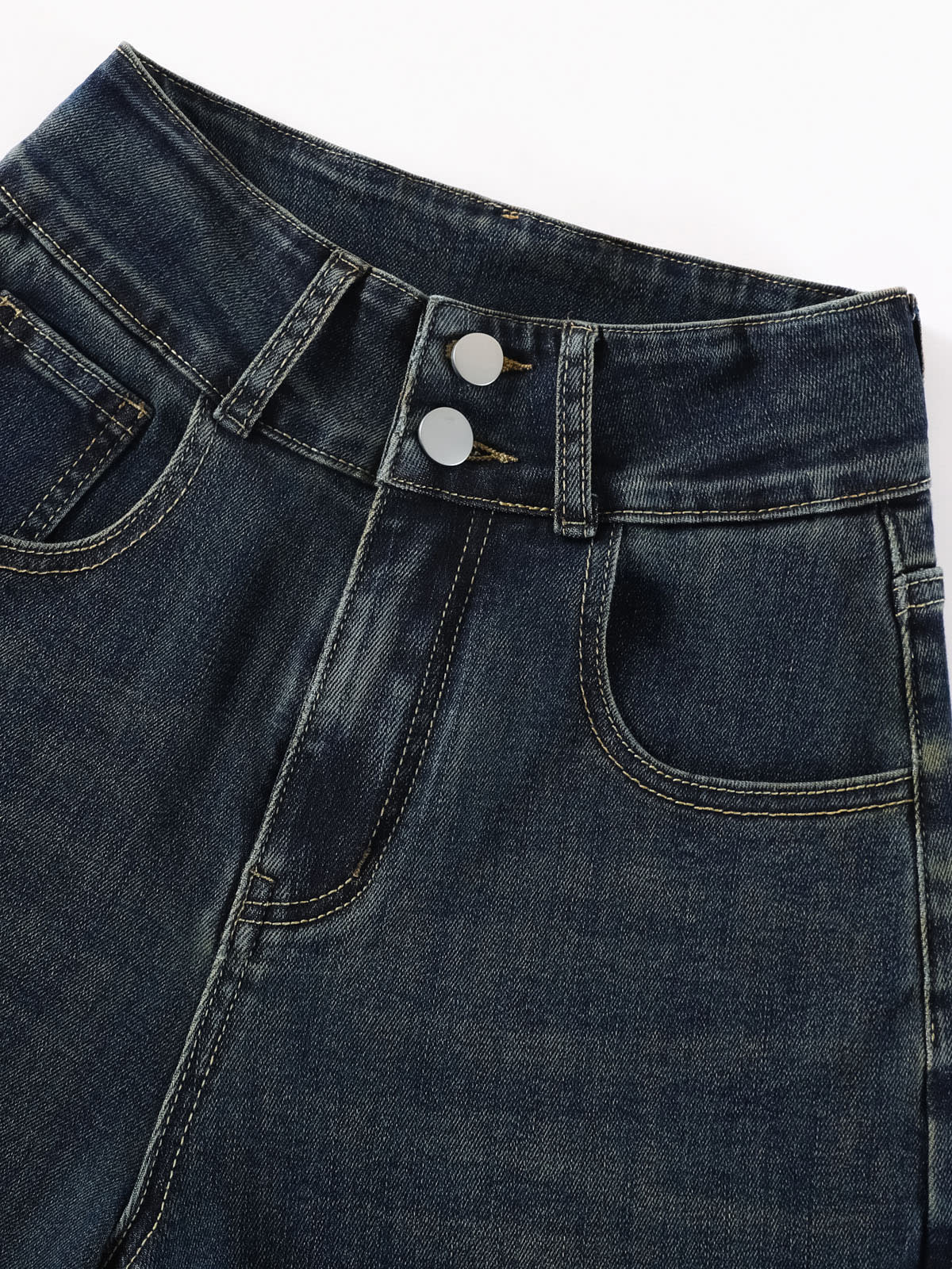 YEEYEEWang 중청 와이드레그 진, 아시안핏, 더블 메탈 버튼 허리밴드와 앞포켓 클로즈업.
