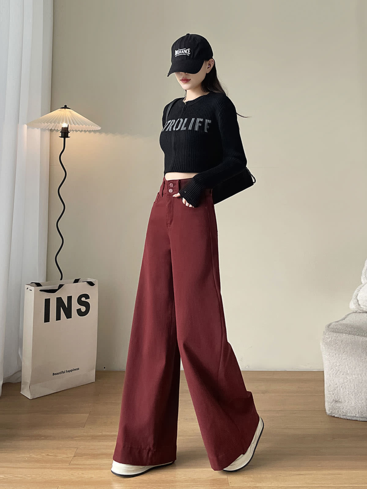 YEEYEEWang 다크 체리 와이드레그 진, 아시안핏, 검은 캡과 레터 니트, 전신 워킹 포즈, 검은 숄더백.