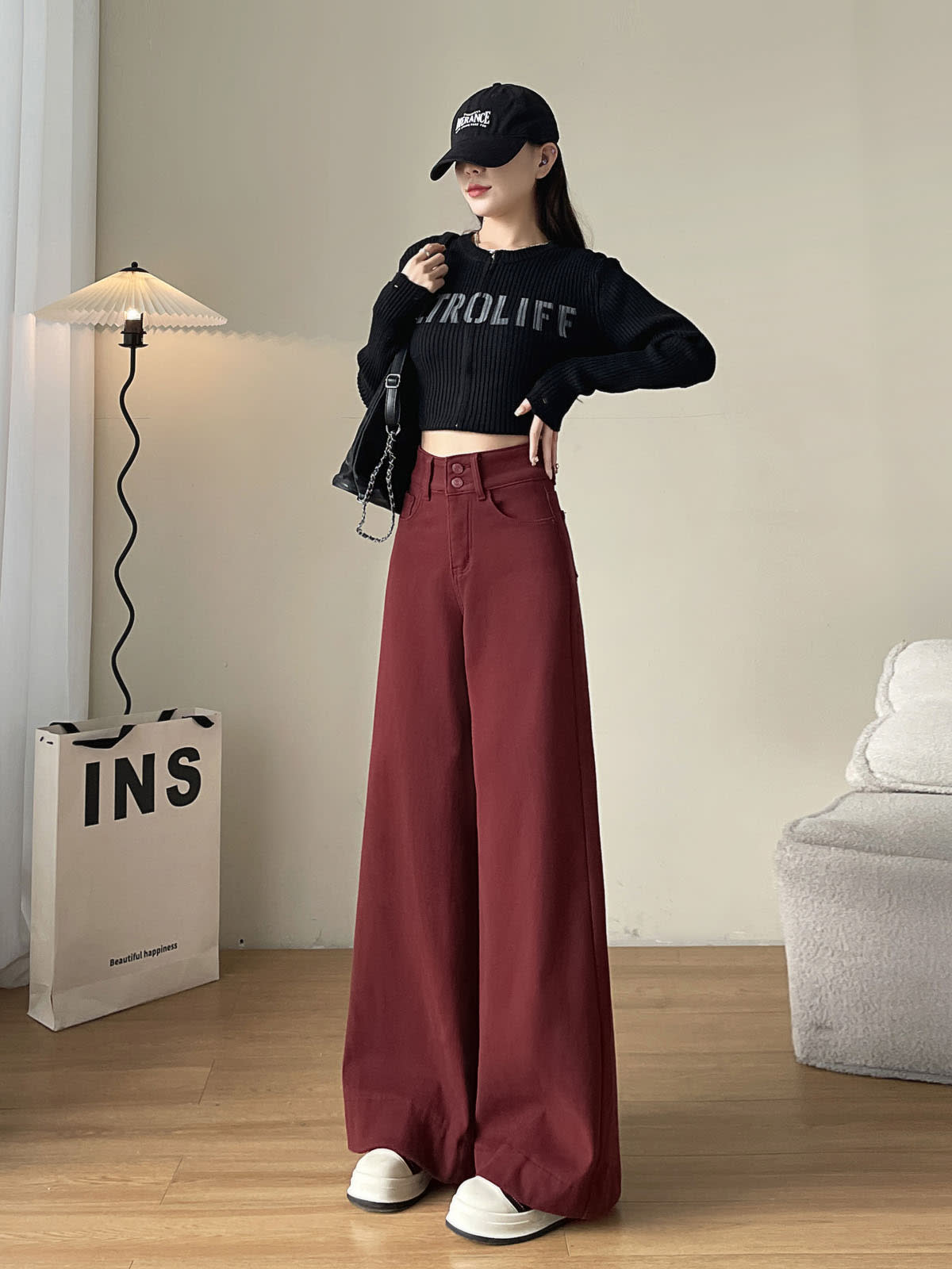 YEEYEEWang 다크 체리 와이드레그 진, 아시안핏, 검은 캡, 전신 정면 서기, 어깨에 손, 체인 백.
