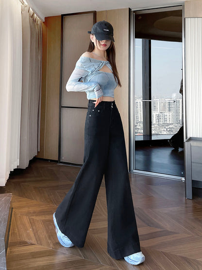 YEEYEEWang 솔리드 블랙 와이드레그 진, 아시안핏, 검은 캡, 전신 정면 서기, 허리밴드 근처 손.