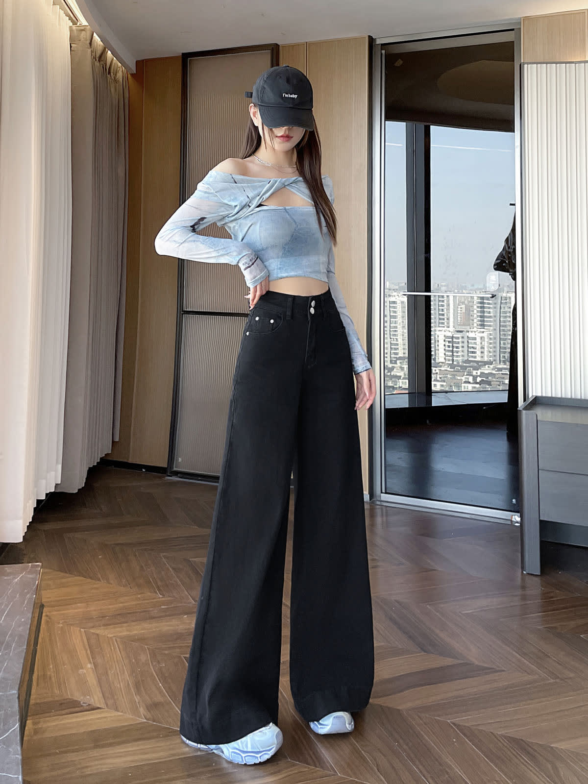 YEEYEEWang 솔리드 블랙 와이드레그 진, 아시안핏, 검은 캡, 전신 측면 정면 서기, 허리밴드에 손.