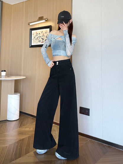 YEEYEEWang 솔리드 블랙 와이드레그 진, 아시안핏, 검은 캡, 전신 서기 포즈, 얼굴에 손, 우드 벽.